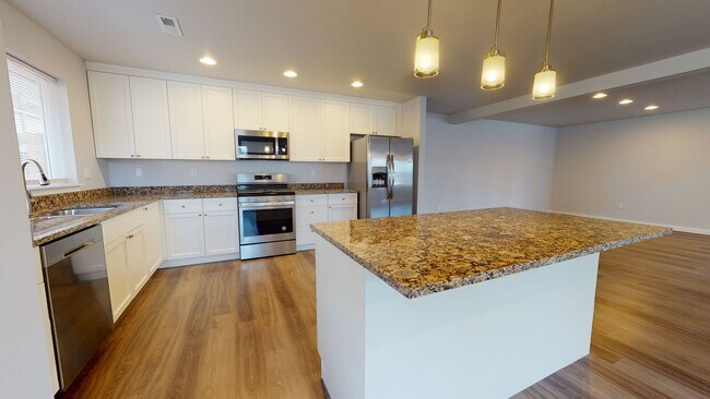 Building Photo - Large & Luxurious 3 Bedroom Available Near...