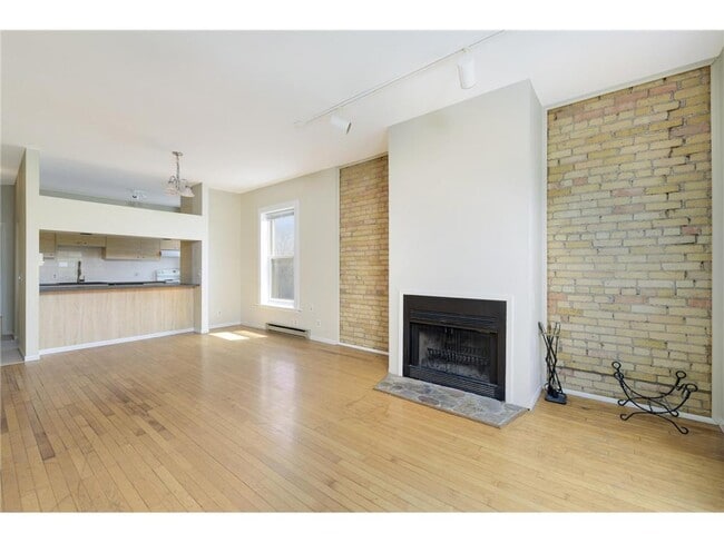 Building Photo - 2421 Emerson Ave S