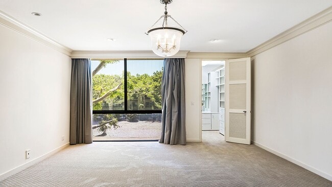 Building Photo - Elegant living in the heart of Beverly Hills