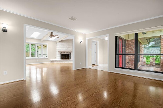 Building Photo - 319 Forest Lake Dr