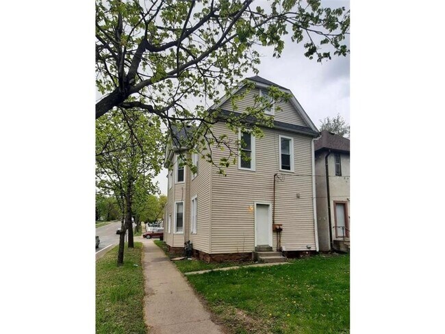 Building Photo - 1199 Burr St N