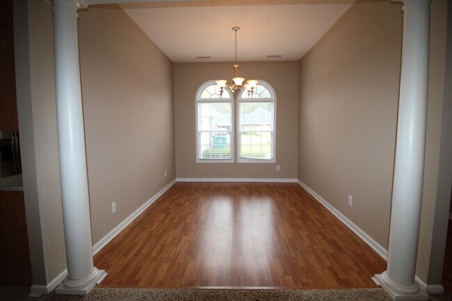 Building Photo - 2105 Hobbit Way