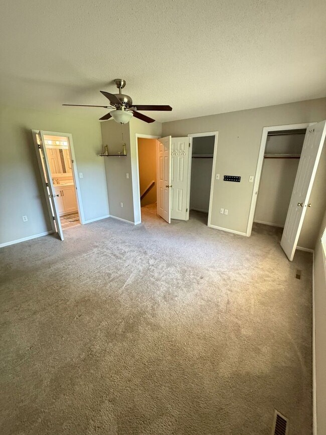 Building Photo - Farmington Woods Professional Townhouse Condo