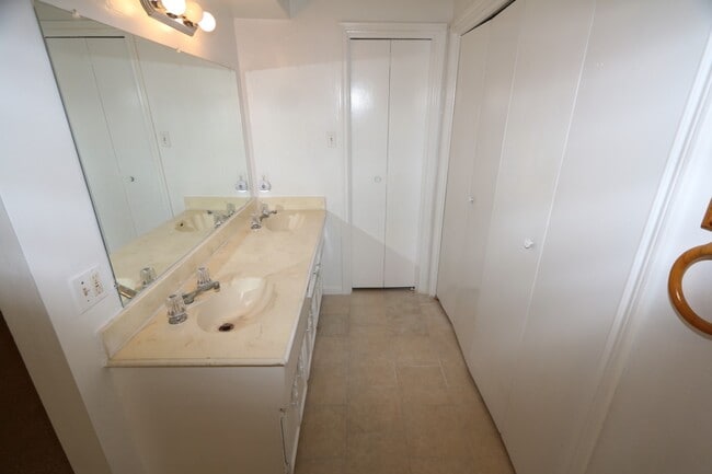 Building Photo - 2319 Quail Valley E Dr