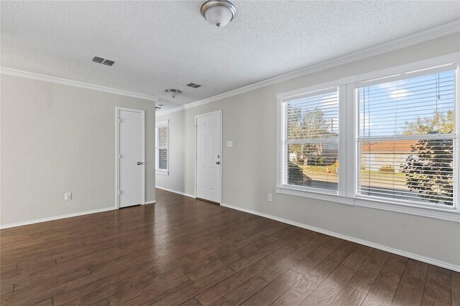 Building Photo - 1543 Englewood Dr