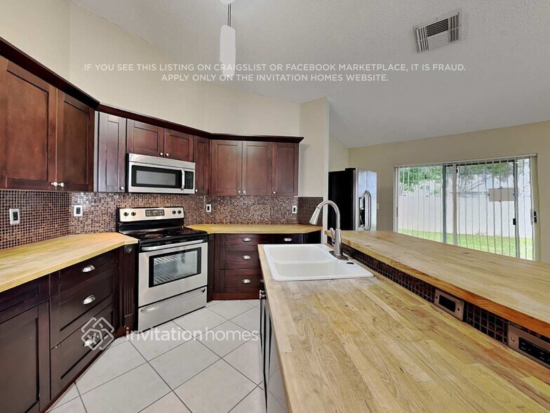 Building Photo - 7333 NW 1st Manor