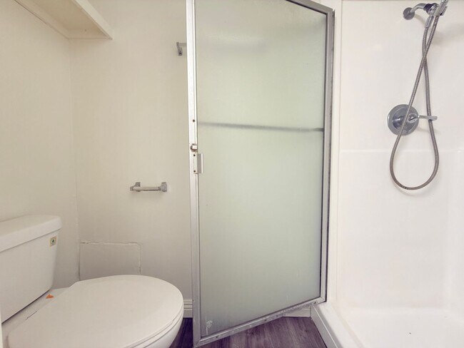 Building Photo - Updated 2Bed/ 2Bath in Canoga Park