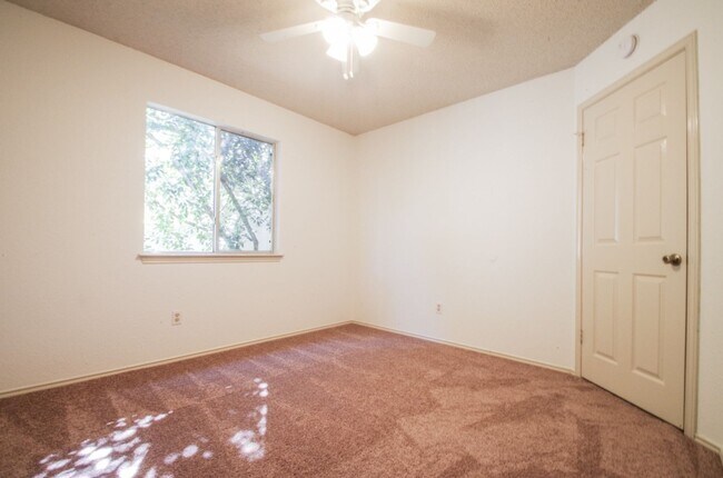 Building Photo - Great 4 bed 2.5 bath on Greenbelt