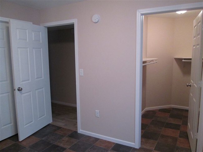Building Photo - 3 br, 2 bath Townhome - 1621 Park Drive SE