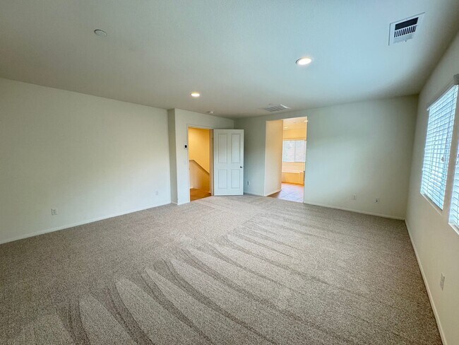 Building Photo - Beautiful 5Bd/3.5Ba Home in Cul-de-Sac in Riverside w/new Turf Back Yard and New Carpet!