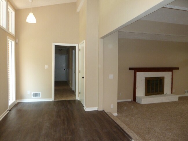 Building Photo - 3 Bed / 2.5 Bath with 2300 Square Feet!! A...