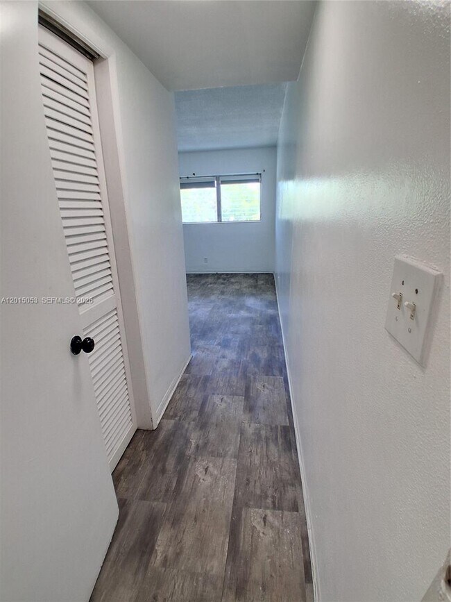Building Photo - 1450 NE 170th St