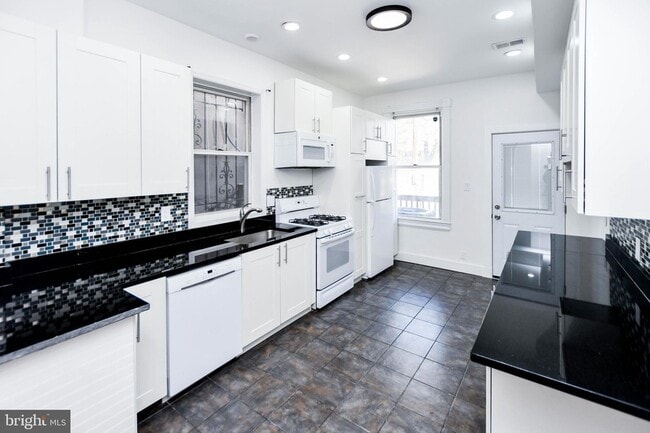 Building Photo - 104 R St NE