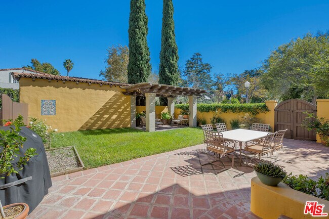 Building Photo - 500 N Las Palmas Ave