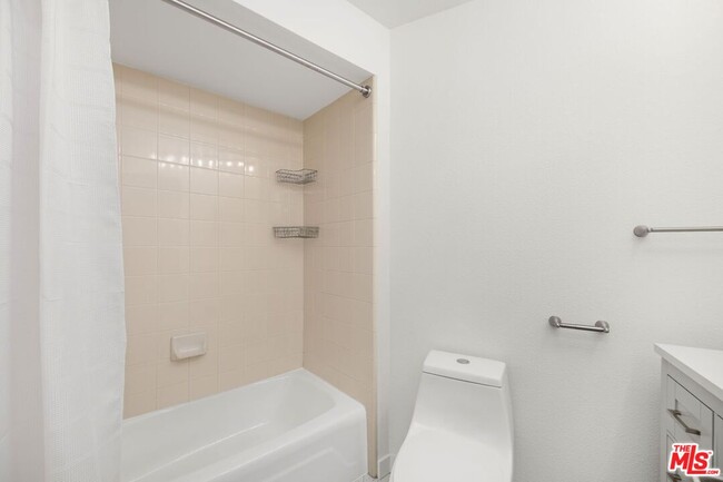 Building Photo - 2045 4th St
