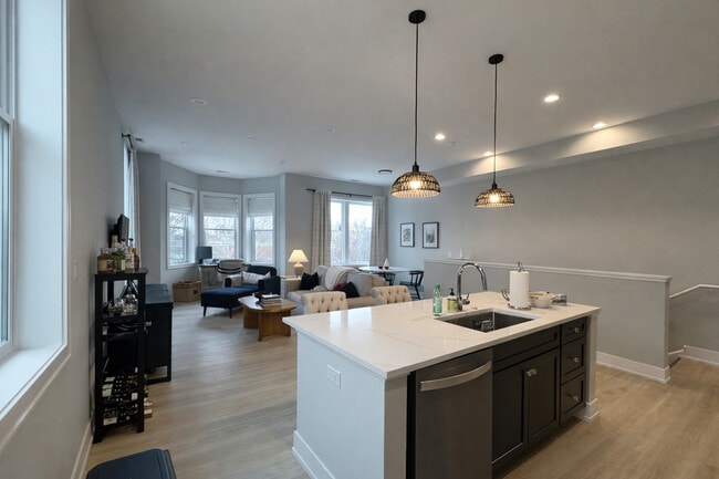 Building Photo - 1535 N Maplewood Ave