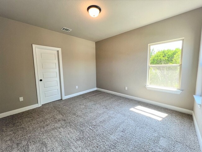 Building Photo - Georgeous 5-Bedroom in the Three Points Community