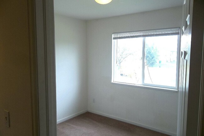 Building Photo - 3301 Saratoga St