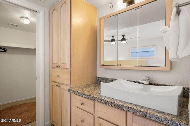 Building Photo - 3915 E Larkspur Dr