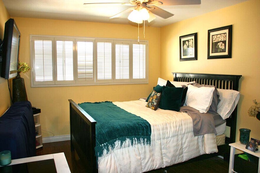 3rd bedroom, Second level - 5266 Lindley Ave