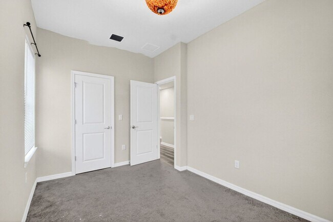 Building Photo - 2833 Troubadour St