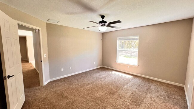 Building Photo - 3 BD/2BA Home in Beautiful Ocklawaha Ready for Move-In