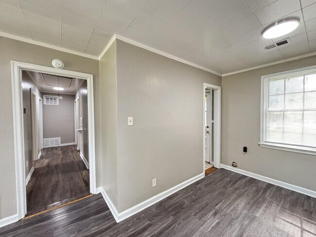 Building Photo - 1065 Larry Ln