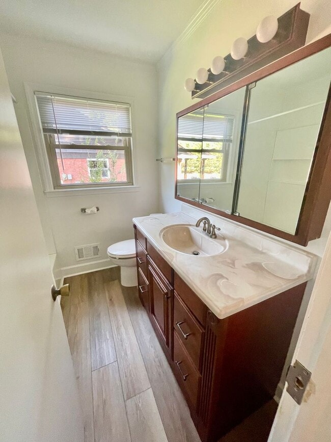 Building Photo - Welcome to the Classic 3 bedroom 1 1/2 bat...