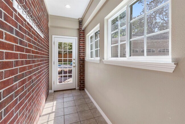 Building Photo - 7 Tamarind Pl