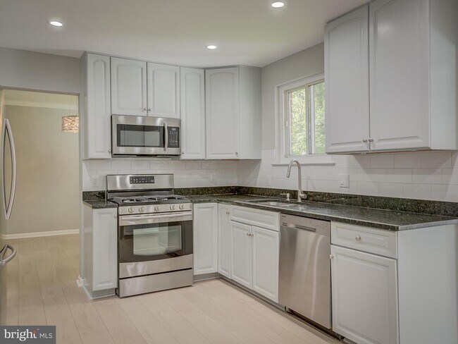Building Photo - 6812 Landor Ln