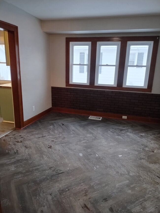 Building Photo - 145 E Addison St