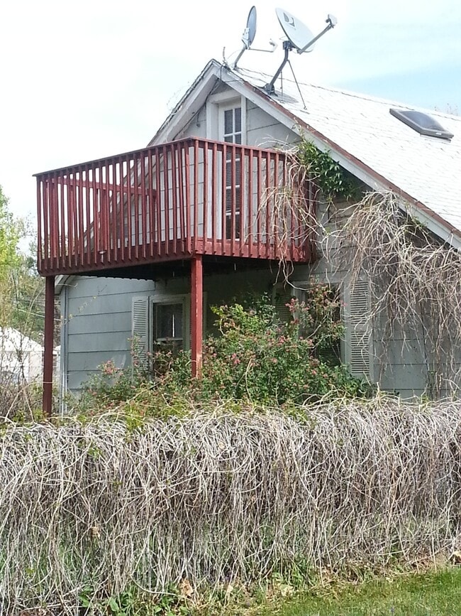 Building Photo - Cute East Side Cottage 3 Bedroom Home
