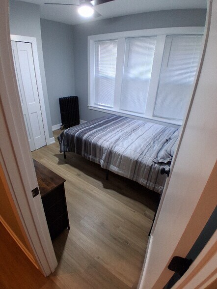 Building Photo - 3420 W Dickens Ave