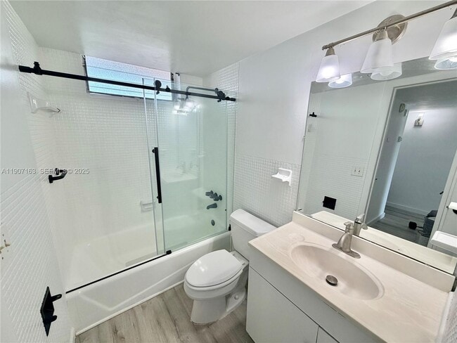 Building Photo - 2999 Point E Dr