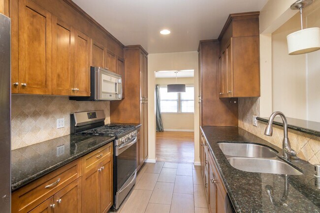 Building Photo - Spacious 3 Bedroom / 2 Bathroom Home in La...