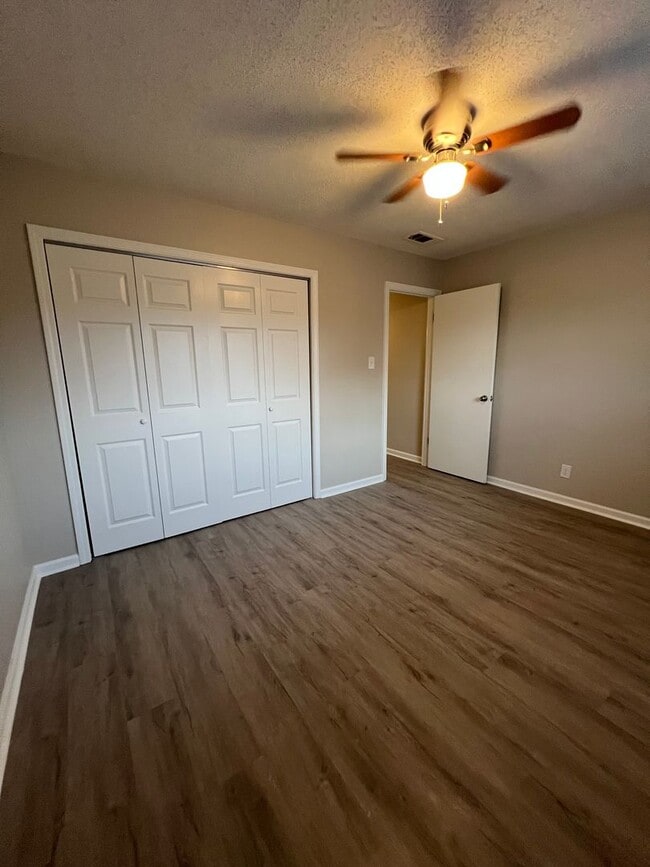 Building Photo - 1 Bedroom 1 Bath Remodeled Apartment