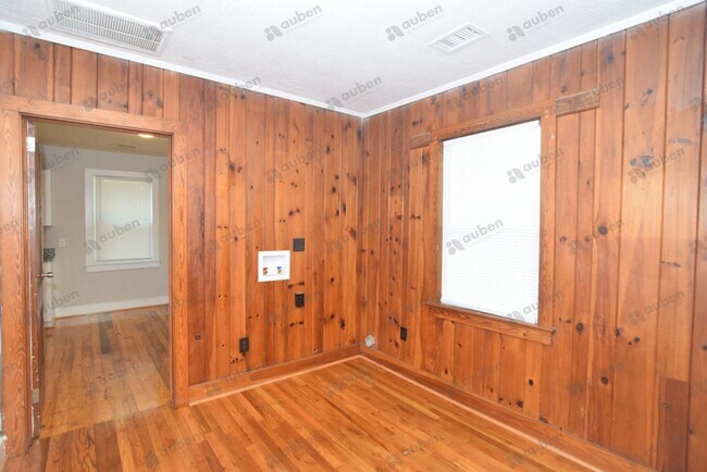 Building Photo - $1,200 - 2 bed/1 bath home for lease!, TOT...