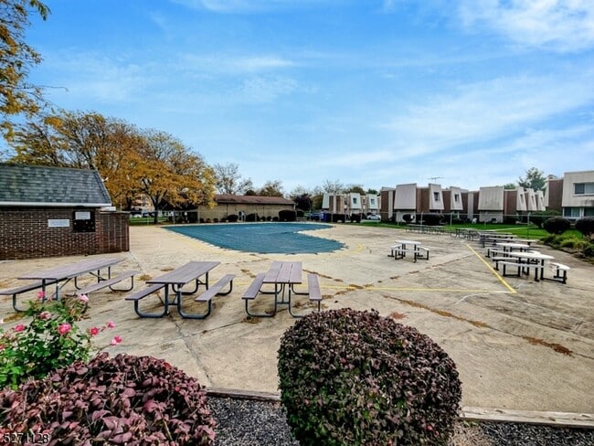 Building Photo - 798 Eves Dr