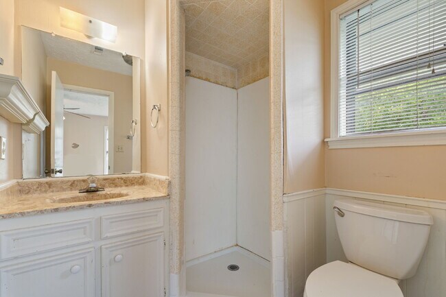 Building Photo - "Spacious 2-Bed, 2-Bath Oasis in the Heart...