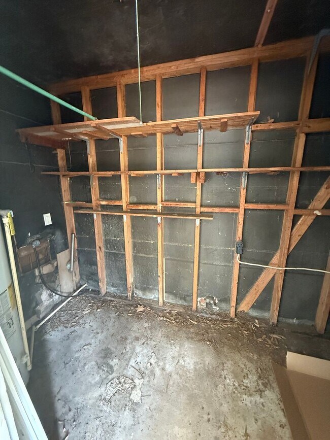 Building Photo - ** 3 bed 1 bath located off Zelda Road ** Call 334-366-9198 to schedule a self showing