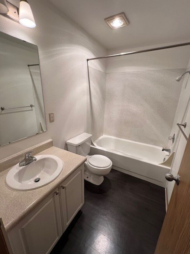 Interior Photo - Jefferson Court