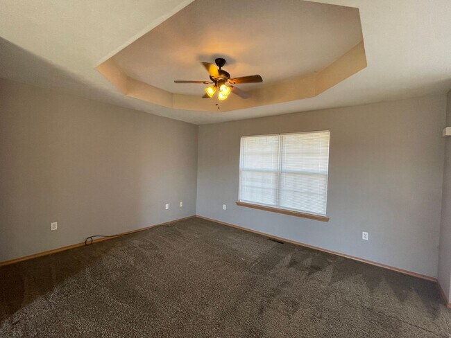 Building Photo - 3 Bedroom Home in Clever Available Now!