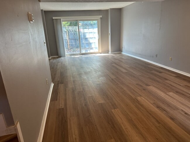 Building Photo - 11 Knollwood Cir