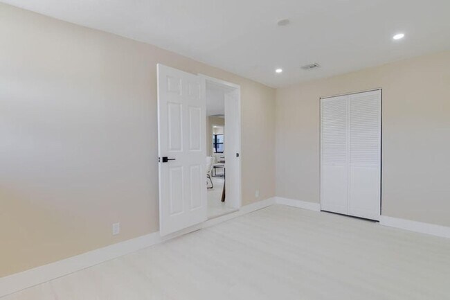 Building Photo - 5409 NE 4th Ave