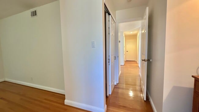 Building Photo - Gorgeous house - Huge Backyard with Bonus ...