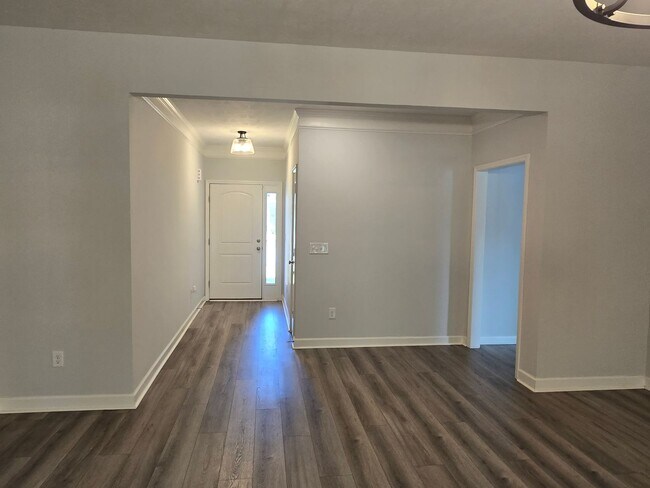 Building Photo - 725 Goodale Dr