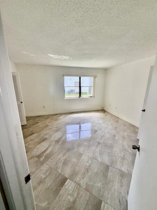 Building Photo - 9405 Fontainebleau Blvd