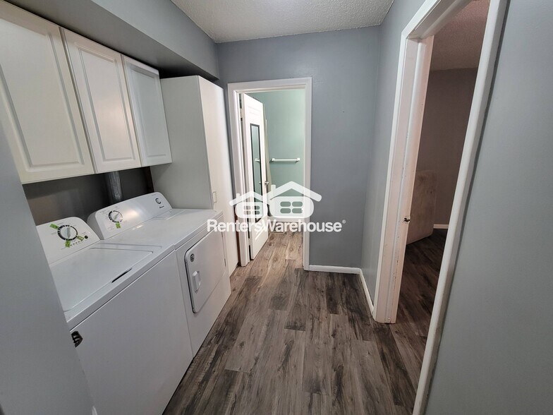 Building Photo - 9375 Country Dr
