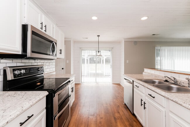 Building Photo - 709 Barbee Farm Dr