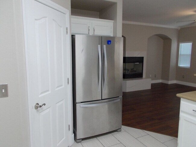 Building Photo - Spacious 4-Bedroom Home with Pool & 3-Car ...